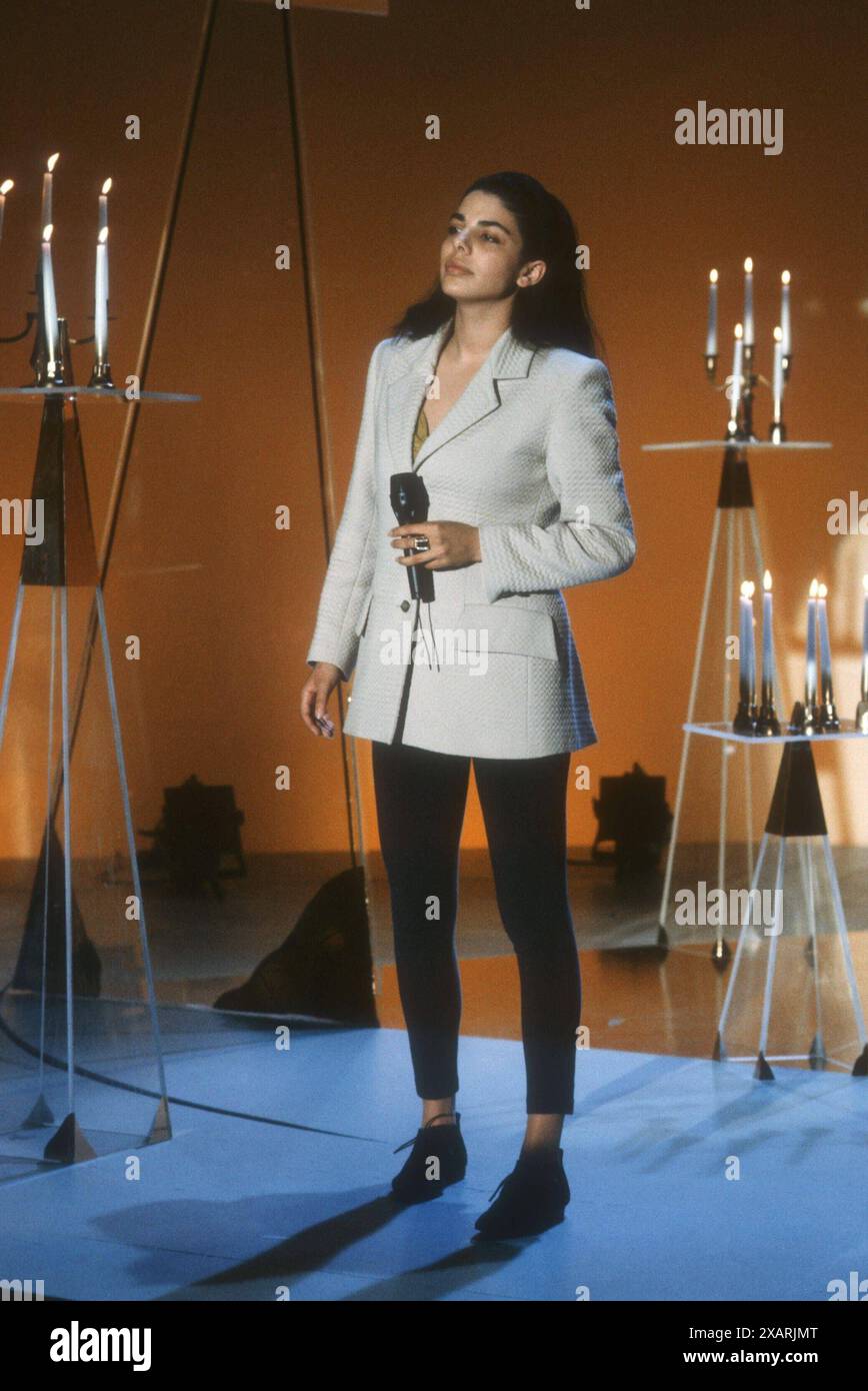 Mietta Sängerin 06/91 pp Mietta während eines Auftritts in Die Aktuelle Schaubude NDR TV Fernsehen Show Unterhaltungsmagazin Sendung Fernsehsendung Italien italienisch italienische Frau Musik Musikerin Gesang chanteuse italienne hoch ganz freistellbar stehend Mikrofon haltend Deko Kulisse *** chanteuse Mietta 06 91 pp Mietta lors d'une performance dans Die Aktuelle Schaubude NDR TV émission de télévision de divertissement magazine de diffusion de programme de télévision Italie italien italien musicien de musique chantant chanteuse italienne grand complètement autoportant tenant microphone déco fond Banque D'Images