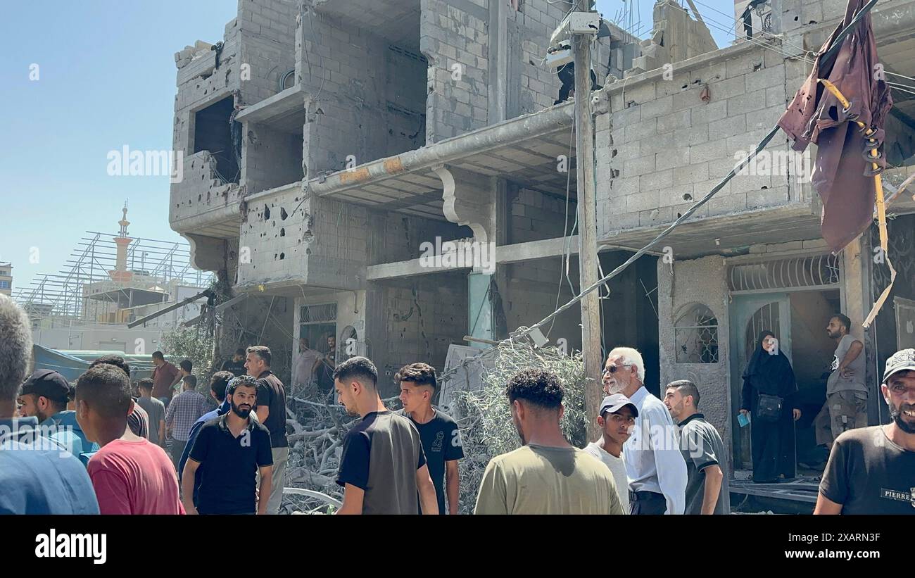 Nuseirat, Gaza. 08 juin 2024. Des Palestiniens inspectent une maison détruite lors d’une opération des Forces spéciales israéliennes dans le camp de Nuseirat, dans le centre de la bande de Gaza, le samedi 8 juin 2024. L’armée israélienne a déclaré que quatre otages israéliens avaient été sauvés de Gaza pendant la mission de sauvetage. Photo de Hatem Al-Rawag/UPI crédit : UPI/Alamy Live News Banque D'Images