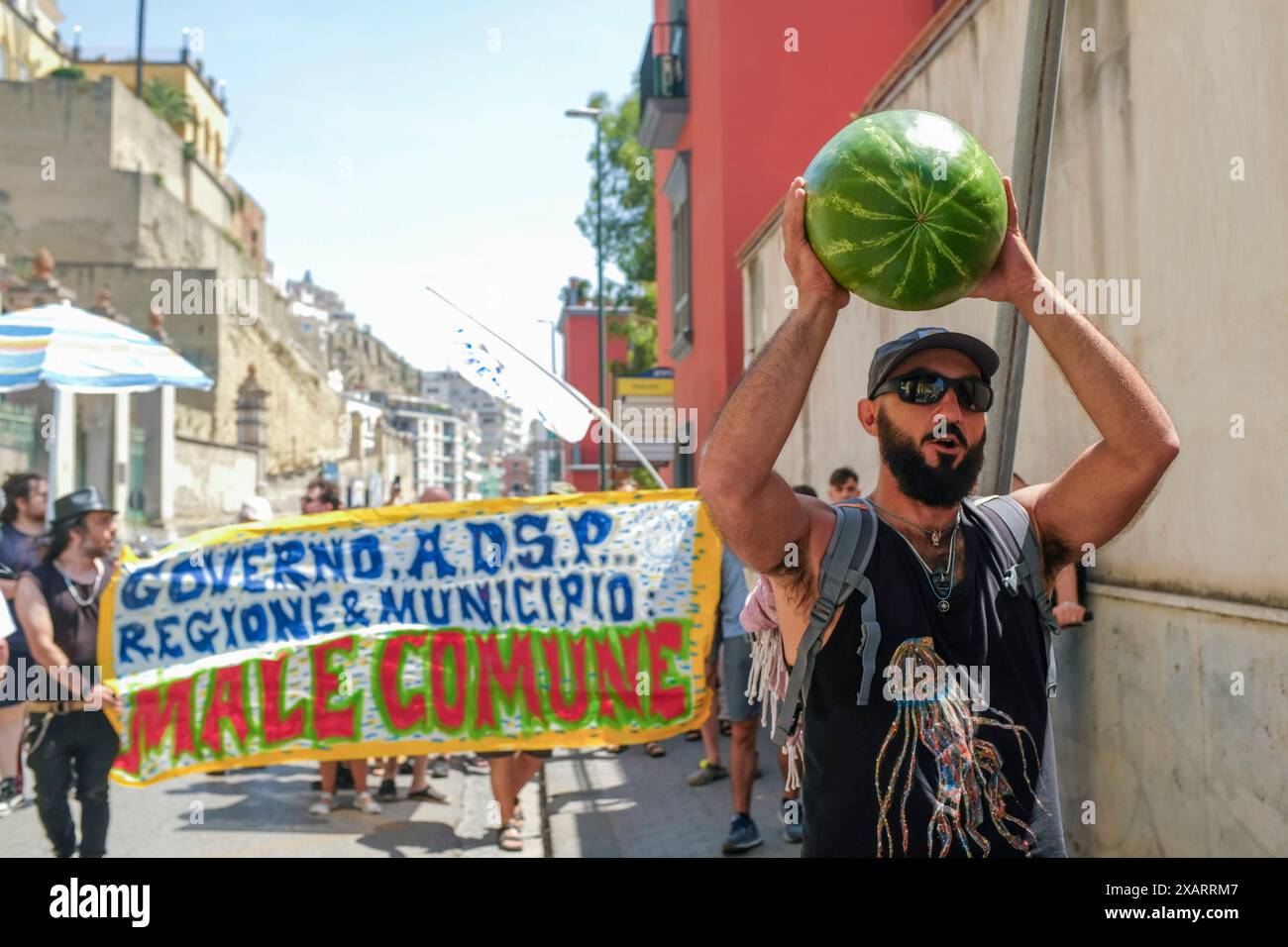 Naples, Italie. 08 juin 2024. Les extensions généralisées des concessions de l'État aux établissements sont également illégitimes parce qu'elles sont contraires à la directive Bolkenstein. Cela a été réaffirmé par le Conseil d'État italien dans trois arrêts. À naples, les manifestants protestent contre l'exercice abusif des lidos et l'entrée du contingent aux plages libres adoptées par la municipalité de naples pour gérer l'afflux utiliser une réserve. Crédit : Live Media Publishing Group/Alamy Live News Banque D'Images