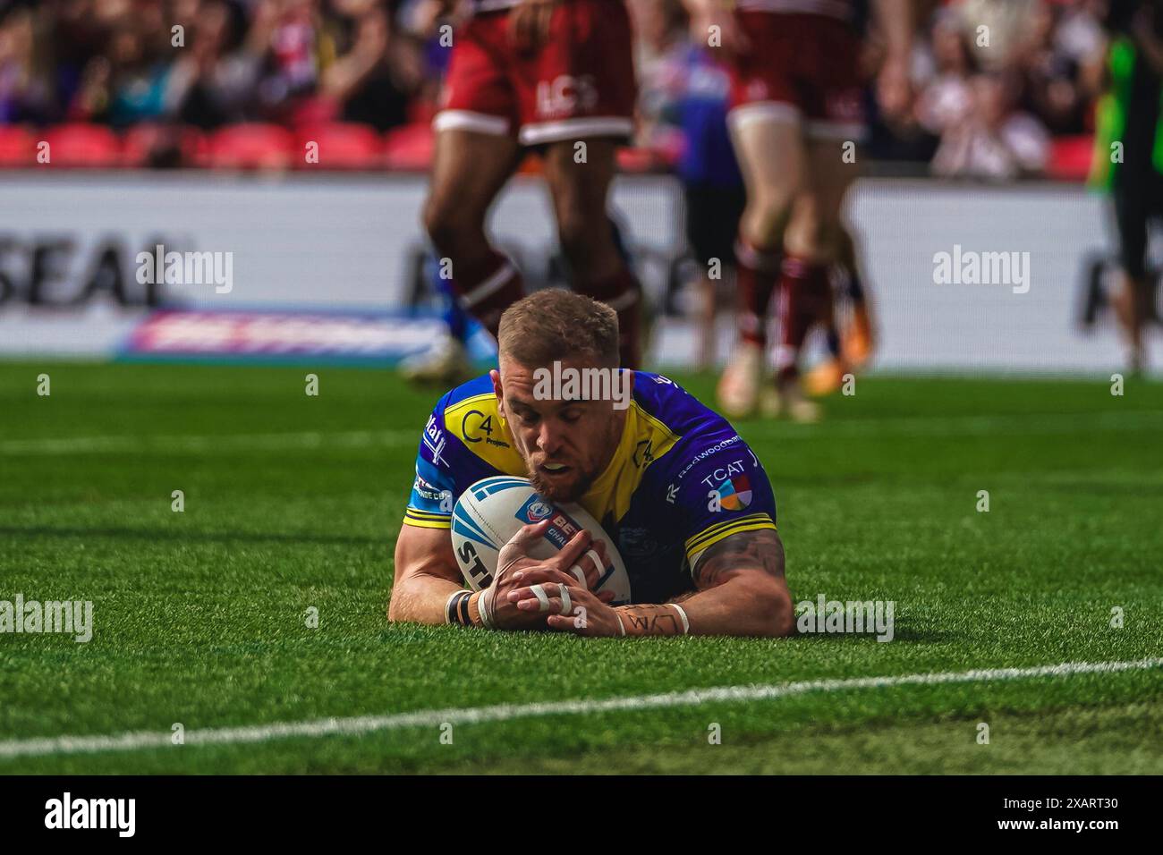 Wembley, Londres, Royaume-Uni. 8 juin 2024. Finale de la Betfred Challenge Cup Rugby : Warrington Wolves vs Wigan Warriors au stade de Wembley. Matt Duftty essaye pour Warrington à Wembely. Crédit James Giblin Photography/Alamy Live News. Banque D'Images