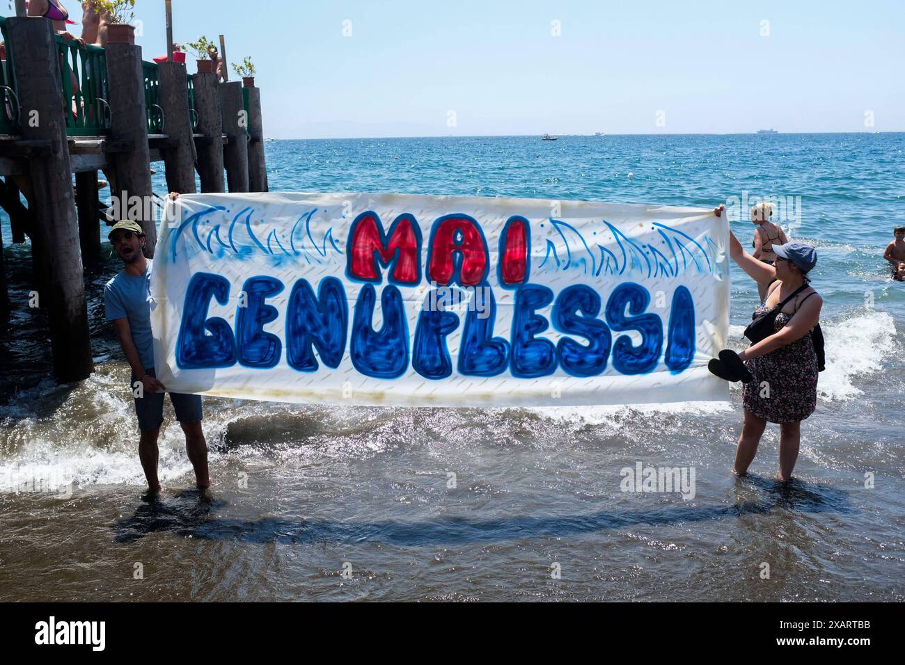 News - mer libre, des militants protestent pour le droit d'accès à la mer les extensions généralisées des concessions d'Etat aux établissements sont également illégitimes car elles sont en conflit avec la directive Bolkenstein. Cela a été réaffirmé par le Conseil d'État italien dans trois arrêts. À naples, les manifestants protestent contre l'exercice abusif des lidos et l'entrée du contingent aux plages libres adoptées par la municipalité de naples pour gérer l'afflux utiliser une réserve. Napoli Naples Italie Copyright : xAntonioxBalascox/xLiveMediax LPN 1388851 Banque D'Images