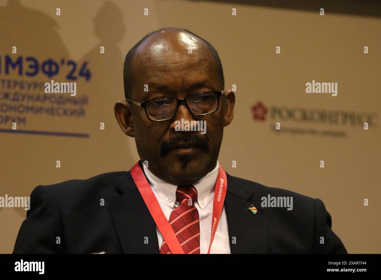 Saint-Pétersbourg, Russie. 08 juin 2024. Vincent Meriton, président de l’Association d’amitié Seychelles-Russie, assiste à une session sur la polycentricité : la norme d’un monde futur sans colonies et hégémones dans le cadre du Forum économique international de Petersburg 2024 (SPIEF 2024). (Photo de Maksim Konstantinov/SOPA images/SIPA USA) crédit : SIPA USA/Alamy Live News Banque D'Images