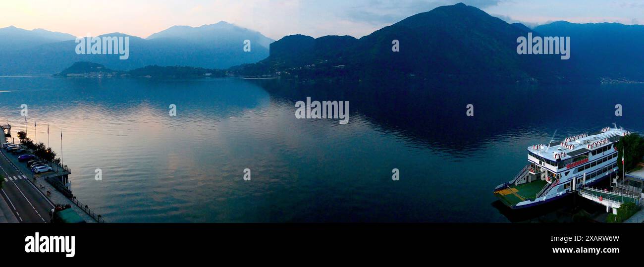 Car ferry sur le lac de Côme Lombardie Italie Banque D'Images Car ferry sur le lac de Côme Lombardie Italie Banque D'Images