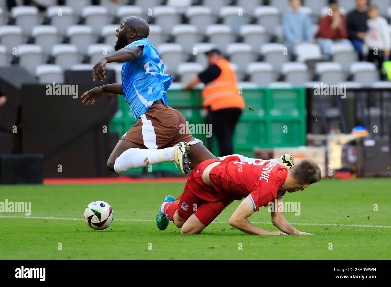 Luxembourg's Enes Mahmutovic challenges for the ball with Belgium's Romelu Lukaku during the international friendly soccer match between Belgium and Luxembourg at the King Baudouin Stadium in Brussels, Belgium, Saturday, June 8, 2024. (AP Photo/Geert Vanden Wijngaert) Banque D'Images