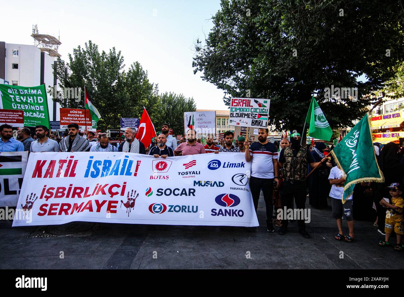 8 juin 2024 : Gaziantep, Turkiye. 08 juin 2024. Des manifestants dans la ville de Gaziantep, dans le sud de la Turquie, descendent dans la rue pour exprimer leur soutien aux Palestiniens et montrer leur opposition à la guerre continue d'Israël contre la bande de Gaza. La manifestation a été organisée par le mouvement Al-Furqan, avec des participants scandant des slogans et portant des banderoles appelant au boycott d’Israël et au gouvernement turc de rompre toutes relations et liens avec Israël (crédit image : © Zakariya Yahya/IMAGESLIVE via ZUMA Press Wire) USAGE ÉDITORIAL SEULEMENT ! Non destiné à UN USAGE commercial ! Banque D'Images