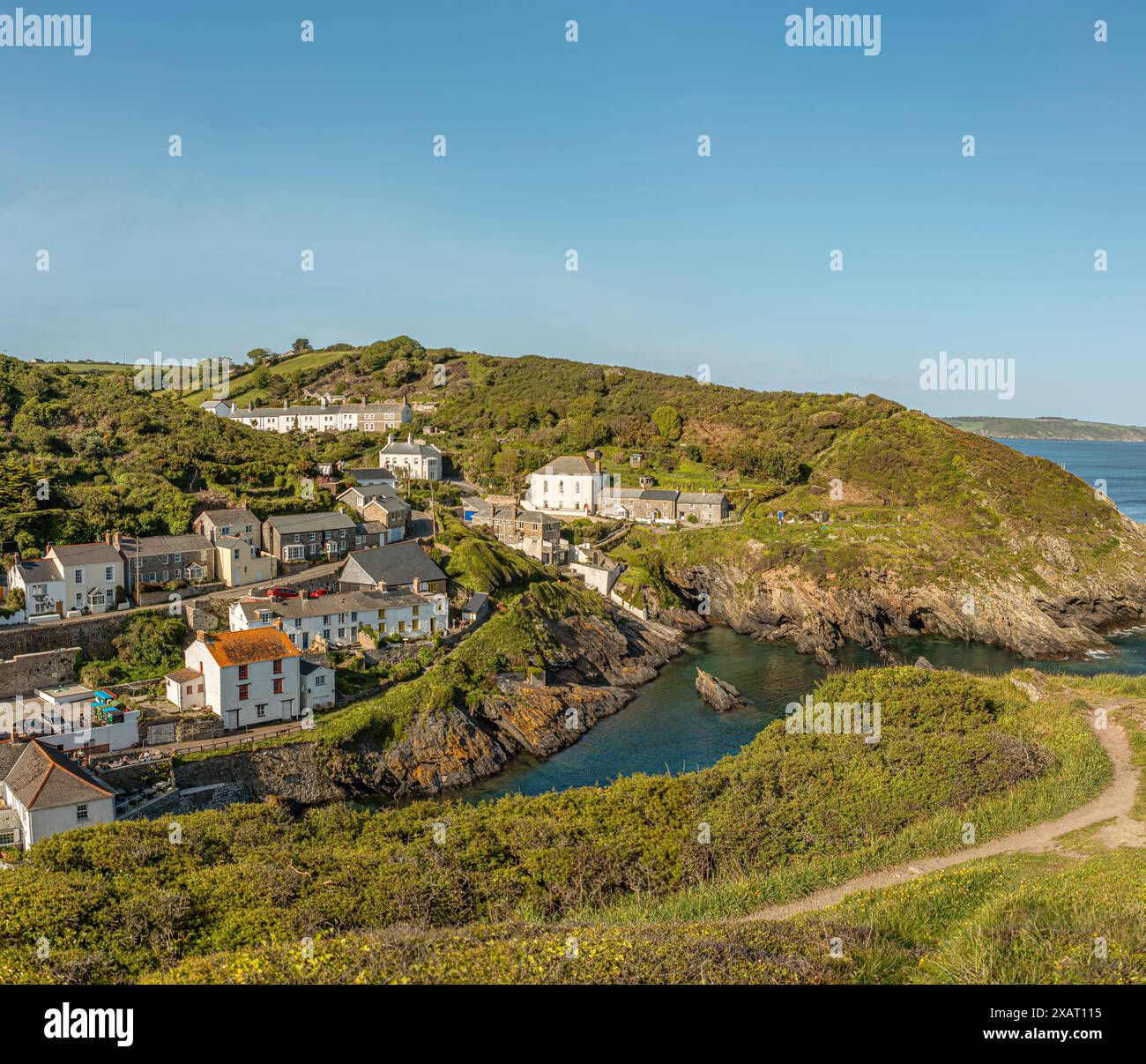 Vue sur le village côtier de Cornouailles Portloe, Cornouailles, Angleterre, Royaume-Uni Banque D'Images