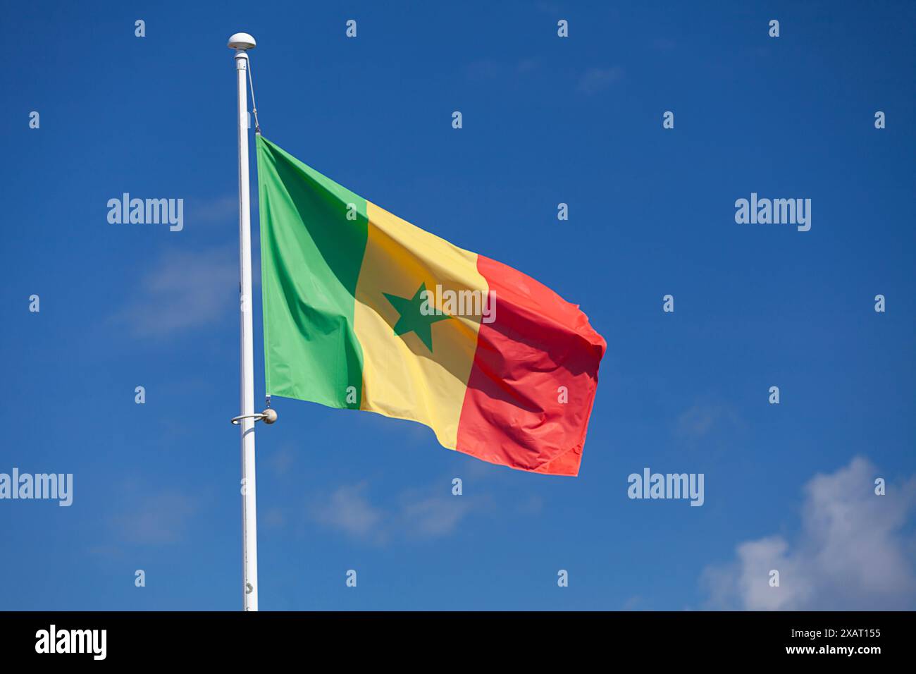 Gros plan sur un drapeau sénégalais agitant au sommet de son mât. Banque D'Images