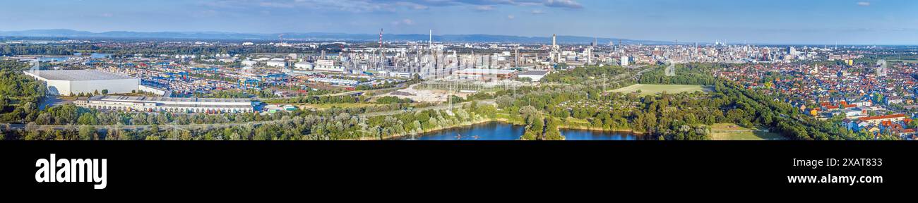 Panorama drone sur la ville industrielle allemande de Ludwigshafen avec une grande usine chimique pendant la journée en été Banque D'Images