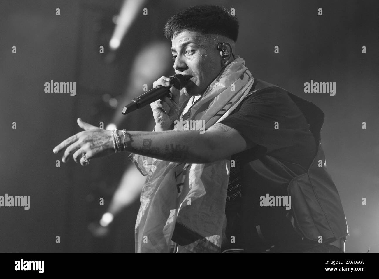 Le chanteur argentin Duki lors d'une représentation au stade Santiago Bernabeu, le 8 juin 2024, à Madrid, en Espagne. Banque D'Images