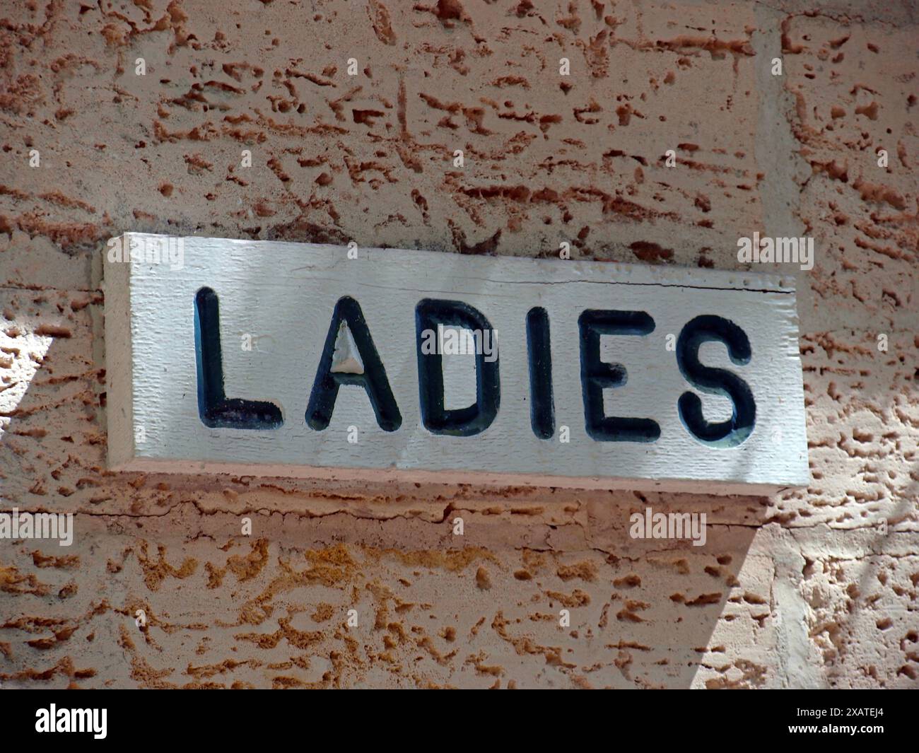 Signe des toilettes pour dames dans un parc. Bâtiment ancien et design chaleureux. Banque D'Images