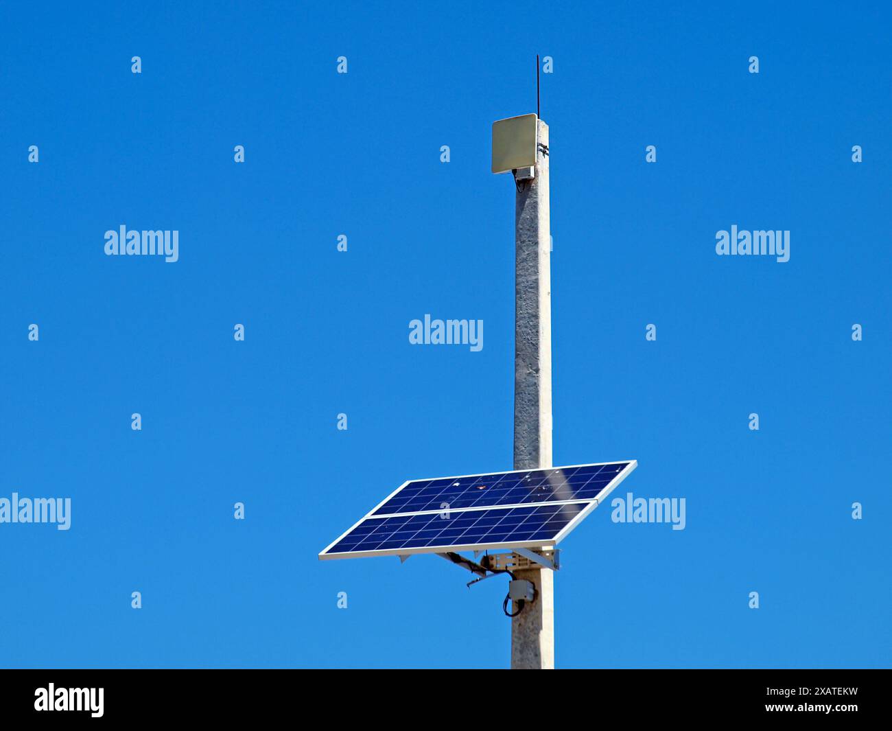 Installation de panneaux solaires sur un poteau de rue en béton. Banque D'Images