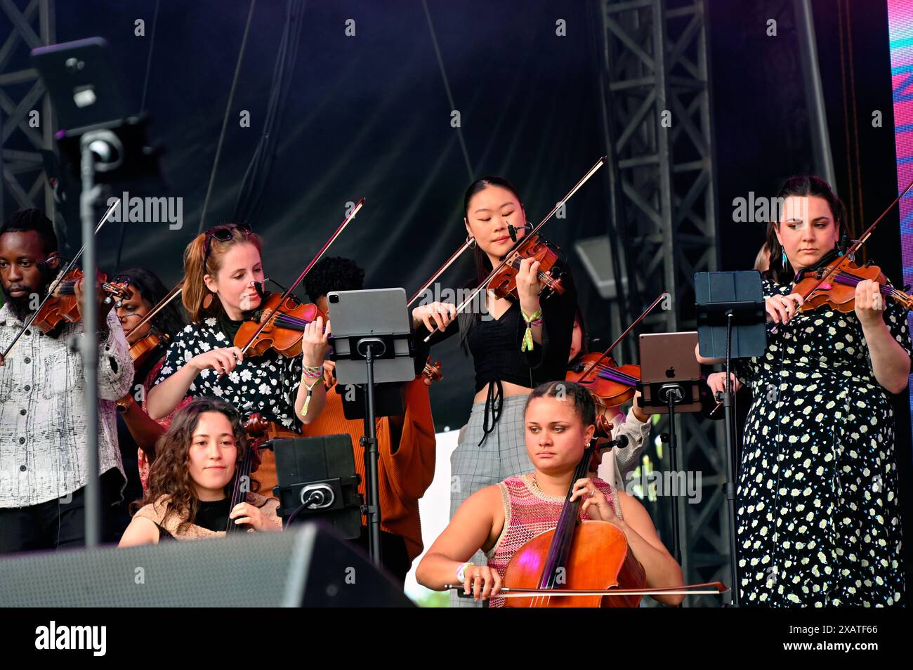 Londres, Royaume-Uni. 8 juin 2024. Brixton Chamber Orchestra - célèbre 50 ans de musique se produit au Lambeth Country Show 2024 chaude journée d'été au LatinoLife Big Top au Brockwell Park, Londres, Royaume-Uni. Crédit : Voir Li/Picture Capital/Alamy Live News Banque D'Images