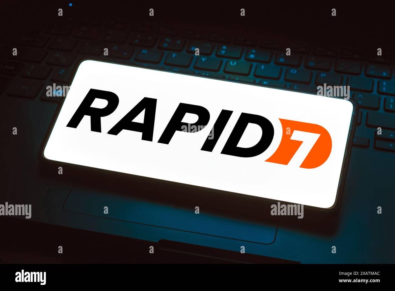 Brésil. 24 novembre 2023. Dans cette illustration photo, le logo Rapid7 Cybersecurity est affiché sur l'écran d'un smartphone. (Crédit image : © Rafael Henrique/SOPA images via ZUMA Press Wire) USAGE ÉDITORIAL SEULEMENT! Non destiné à UN USAGE commercial ! Banque D'Images