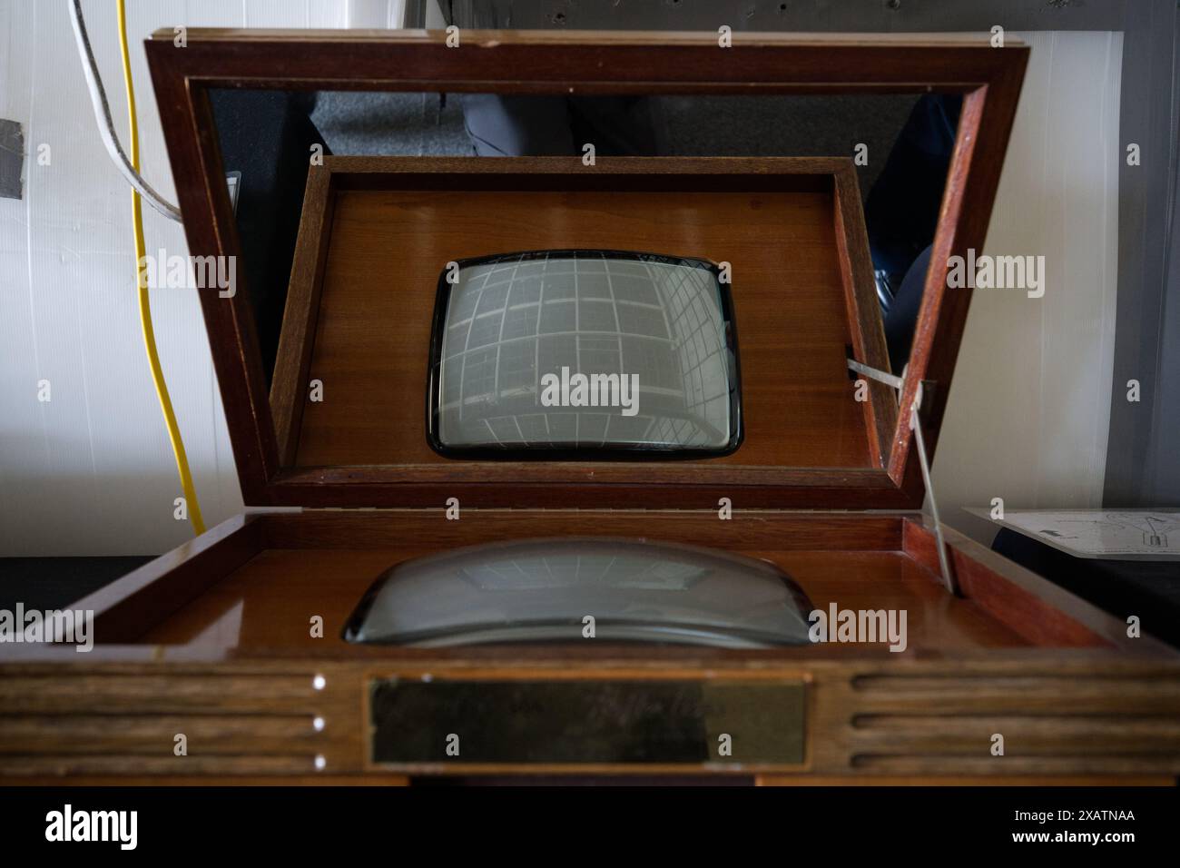 Une télévision tube cathode Ray vintage dans un studio désaffecté de la BBC à Alexandra Palace dans le nord de Londres Banque D'Images