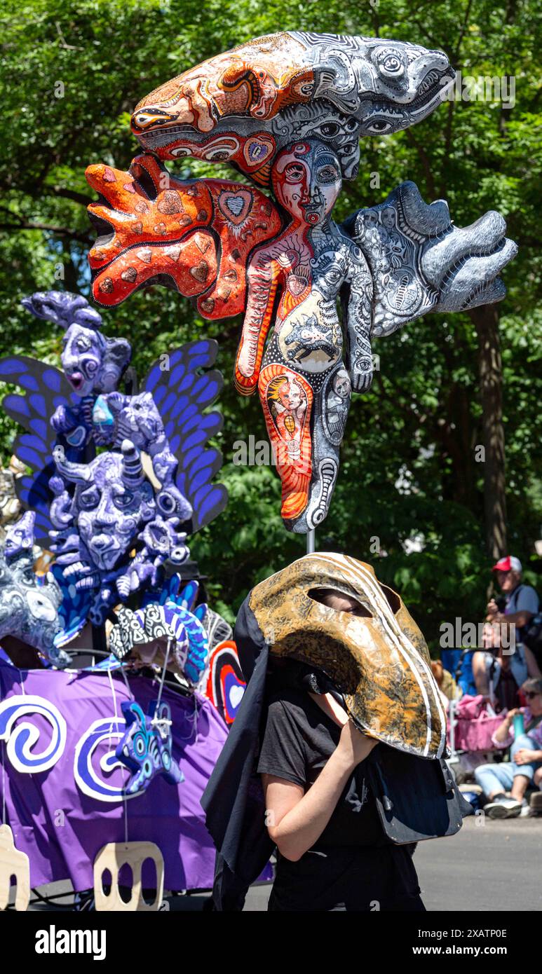 Cleveland, Ohio, États-Unis 08 juin 2024. Présentée par le Cleveland Museum of Art, la parade annuelle Parade the Circle met en vedette des marionnettes géantes et des masques faits à la main créés par des artistes, des familles, des groupes communautaires et des écoles. Le thème de cette année est « visions of Harmony ». (Crédit image : © Brian Cahn/ZUMA Press Wire) USAGE ÉDITORIAL SEULEMENT! Non destiné à UN USAGE commercial ! Banque D'Images