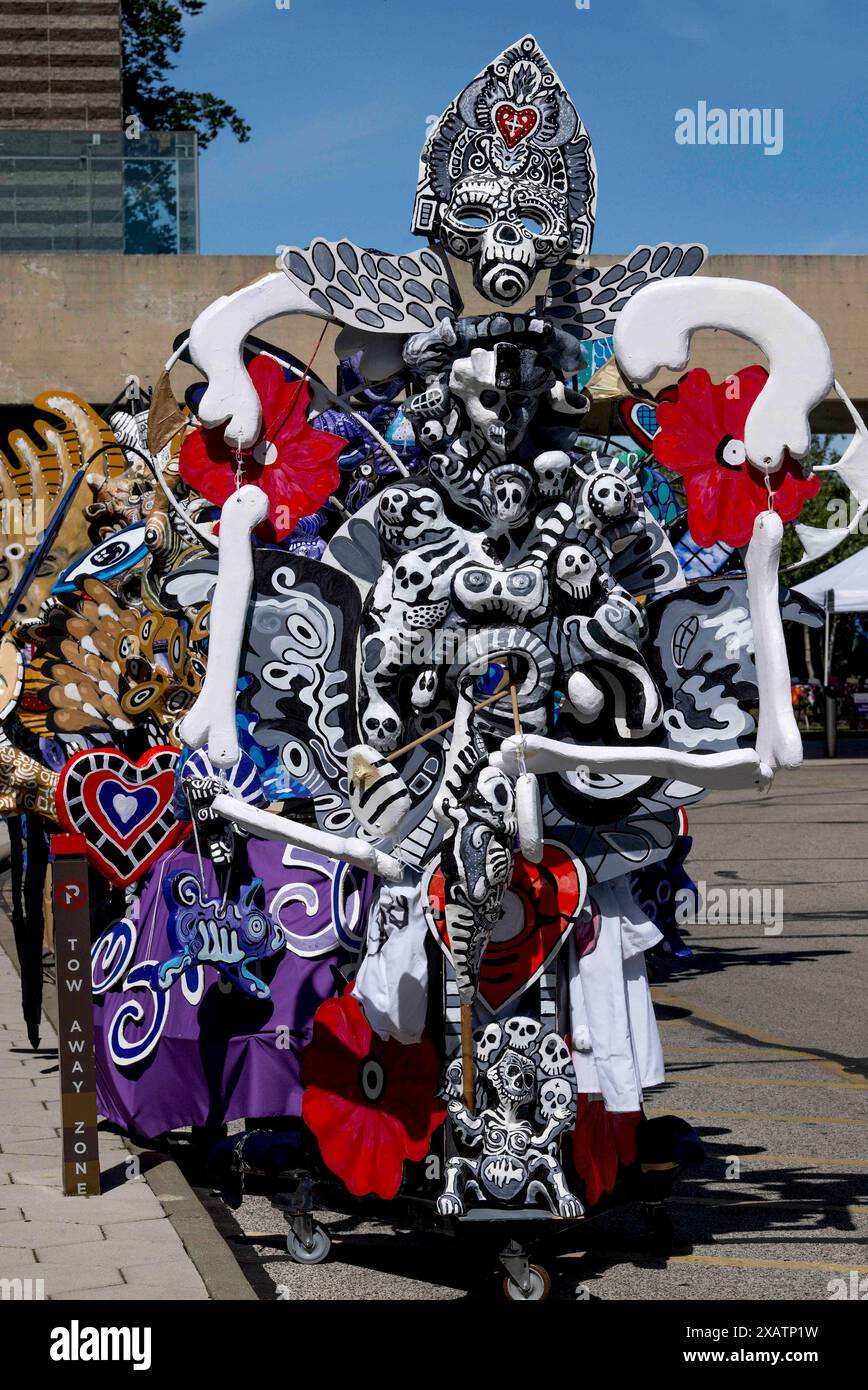 Cleveland, Ohio, États-Unis 08 juin 2024. Présentée par le Cleveland Museum of Art, la parade annuelle Parade the Circle met en vedette des marionnettes géantes et des masques faits à la main créés par des artistes, des familles, des groupes communautaires et des écoles. Le thème de cette année est « visions of Harmony ». (Crédit image : © Brian Cahn/ZUMA Press Wire) USAGE ÉDITORIAL SEULEMENT! Non destiné à UN USAGE commercial ! Banque D'Images