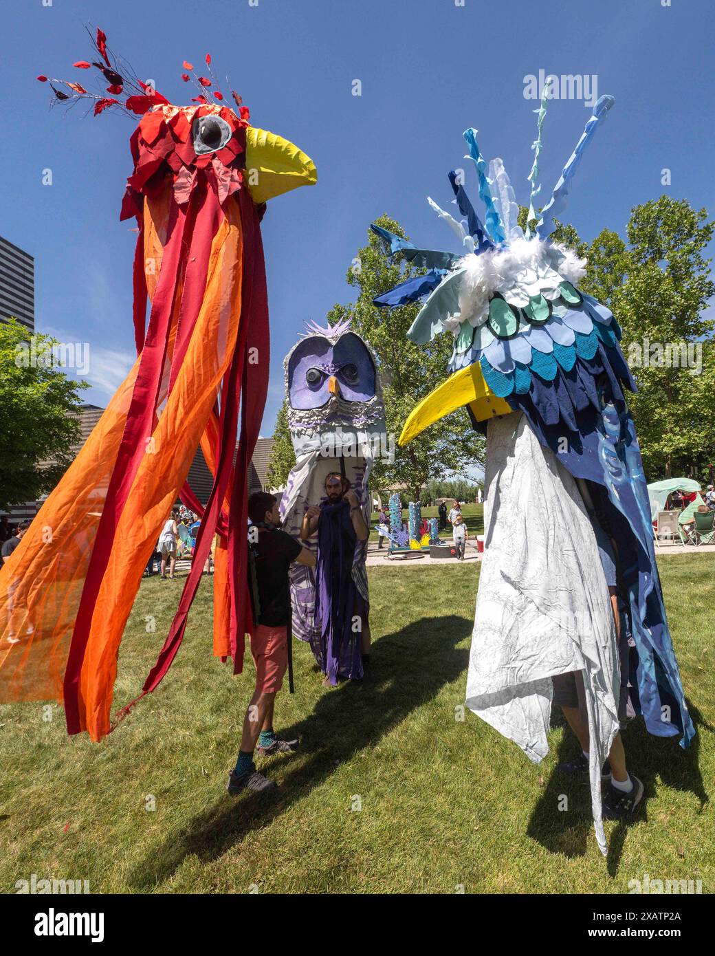 Cleveland, Ohio, États-Unis 08 juin 2024. Présentée par le Cleveland Museum of Art, la parade annuelle Parade the Circle met en vedette des marionnettes géantes et des masques faits à la main créés par des artistes, des familles, des groupes communautaires et des écoles. Le thème de cette année est « visions of Harmony ». (Crédit image : © Brian Cahn/ZUMA Press Wire) USAGE ÉDITORIAL SEULEMENT! Non destiné à UN USAGE commercial ! Banque D'Images