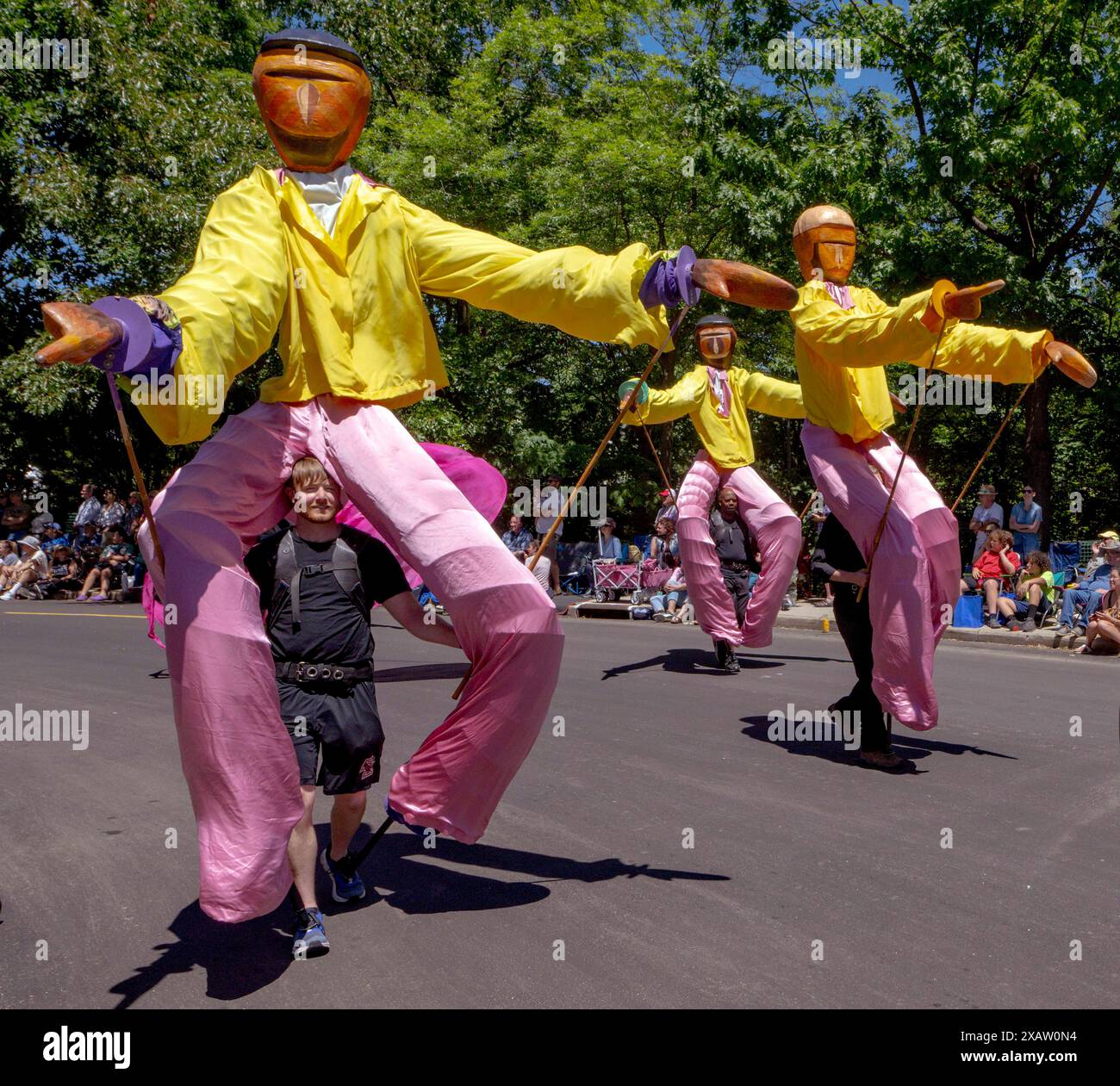 Cleveland, Ohio, États-Unis. 8 juin 2024. Présentée par le Cleveland Museum of Art, la parade annuelle Parade the Circle met en vedette des marionnettes géantes et des masques faits à la main créés par des artistes, des familles, des groupes communautaires et des écoles. Le thème de cette année est « visions of Harmony ». (Crédit image : © Brian Cahn/ZUMA Press Wire) USAGE ÉDITORIAL SEULEMENT! Non destiné à UN USAGE commercial ! Banque D'Images