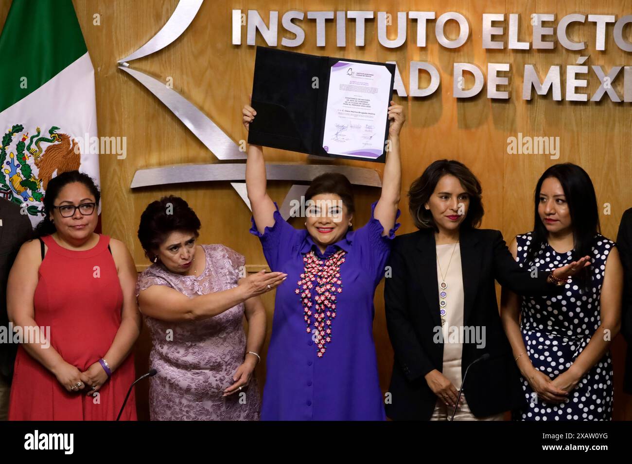 Mexico, Mexique. 08 juin 2024. Clara Brugada montre le certificat de majorité des votes en tant que chef du gouvernement de Mexico à l'Institut électoral de Mexico. Le 8 juin 2024 à Mexico, Mexique. (Photo de Luis Barron/Eyepix Group/Sipa USA) crédit : Sipa USA/Alamy Live News Banque D'Images