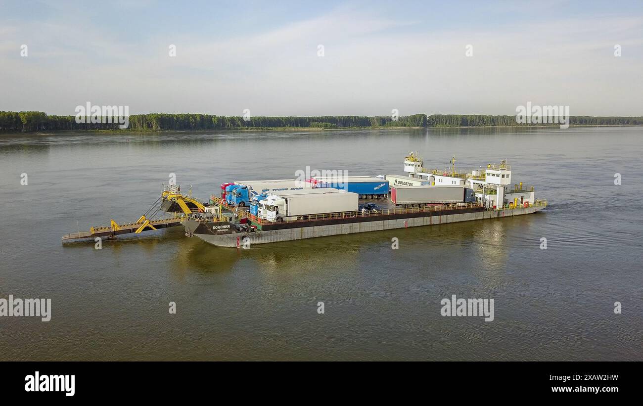 Oryahovo, Danube, Bulgarie. 08 juin 2024 : le ferry Bechet-Oryahovo fait partie des huit postes frontaliers routiers entre la Roumanie et la Bulgarie. Les deux pays d'Europe du Sud-est ont partiellement rejoint l'espace Schengen aux frontières ouvertes le 31 mars et les contrôles ont été levés aux frontières aériennes et maritimes, mais pas encore sur terre (y compris les ports de navigation intérieure) suite à un accord avec l'Autriche et voté par le Conseil de l'UE. La gestion des contrôles aux frontières extérieures de Schengen et la crise migratoire ont été au cœur des débats pour les élections qui se terminent dans l’Union européenne. Crédit : Kevin Izorce/Alamy Live News Banque D'Images