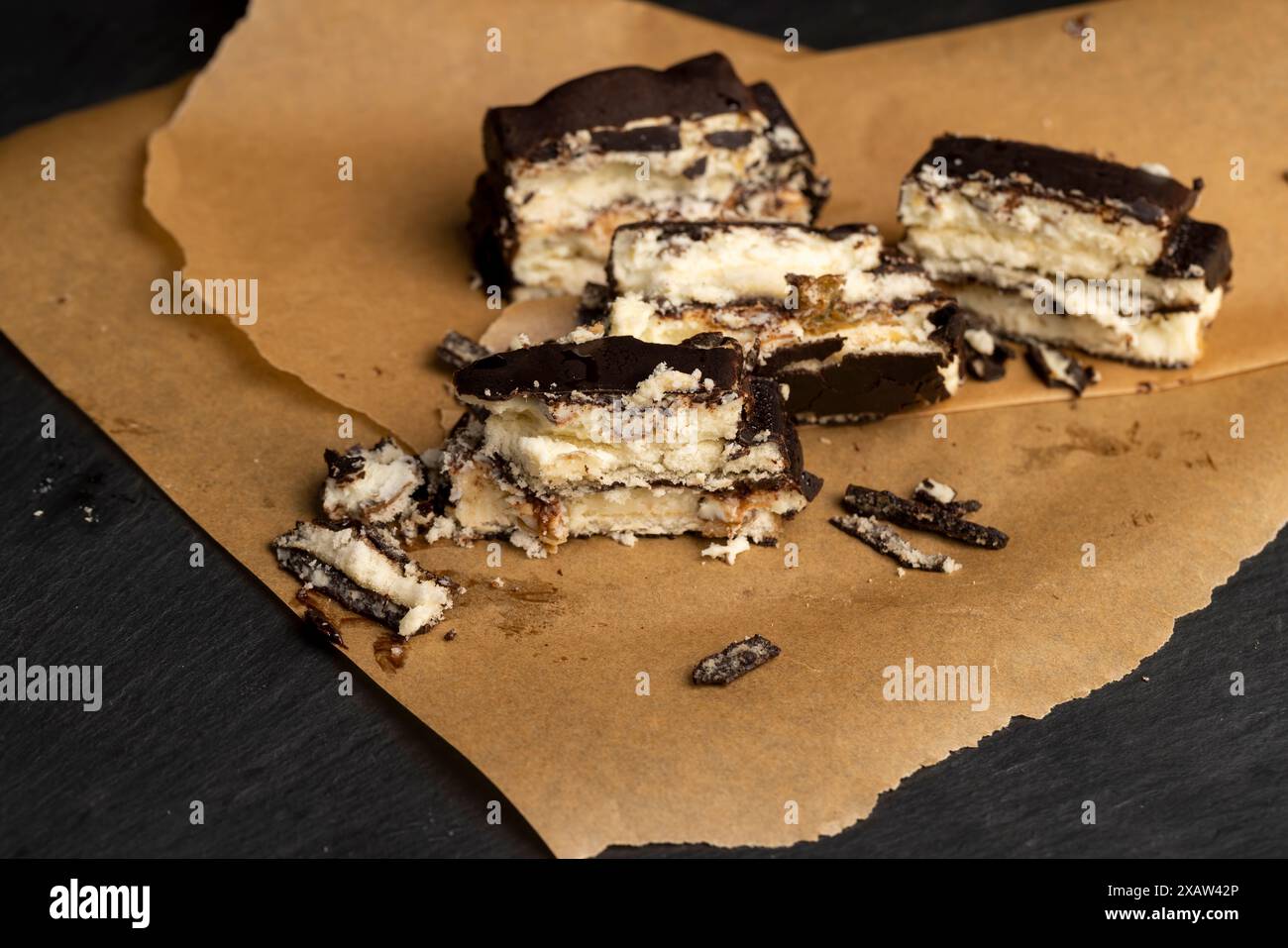 gâteau au fromage cottage avec des noix dans le chocolat, dessert sucré avec saveur de noisette Banque D'Images