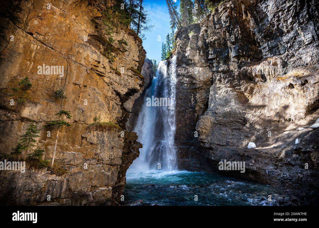 Paysage de cascade lors d'une journée ensoleillée d'été dans Johnston Canyon dans le parc national Banff, Alberta Canada Banque D'Images