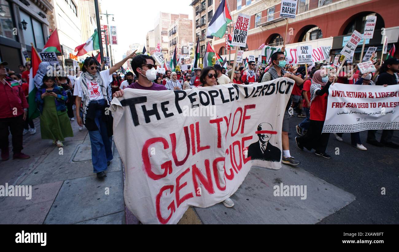 8 juin 2024, Los Angeles, Californie, Hôtel de ville, "la côte ouest de la Palestine est la ligne rouge" est apparu comme un cri de ralliement dans les récentes manifestations pro-palestiniennes. La phrase résume la position des manifestants contre les actions ou les politiques qu’ils considèrent comme injustes en ce qui concerne la situation palestinienne. Cela signifie une frontière que les manifestants estiment ne pas franchir, soulignant l'urgence de leurs revendications pour la justice et les droits de l'homme. Banque D'Images