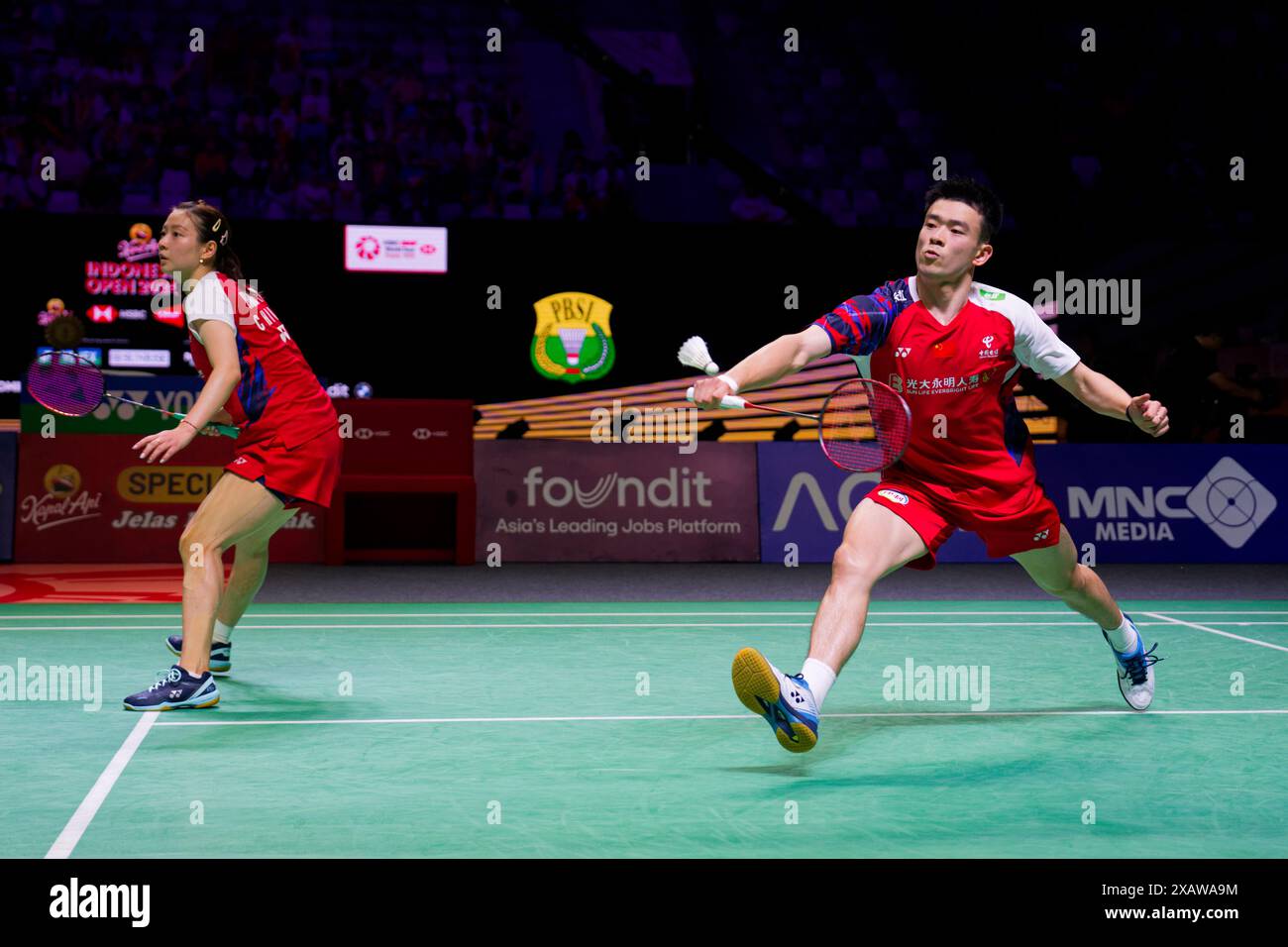 Jakarta, Indonésie. 08 juin 2024. ZHENG si Wei (R), de Chine, en action lors du match de double mixte du cinquième jour du Kapal API Indonesia Open entre ZHENG si Wei et HUANG ya Qiong (Chine) et Dechapol PUAVARANUKROH et Sapsiree TAERATTANACHAI (Thaïlande) à Istora Gelora Bung Karno le 8 juin, 2024 à Jakarta, Indonésie crédit : IOIO IMAGES/Alamy Live News Banque D'Images