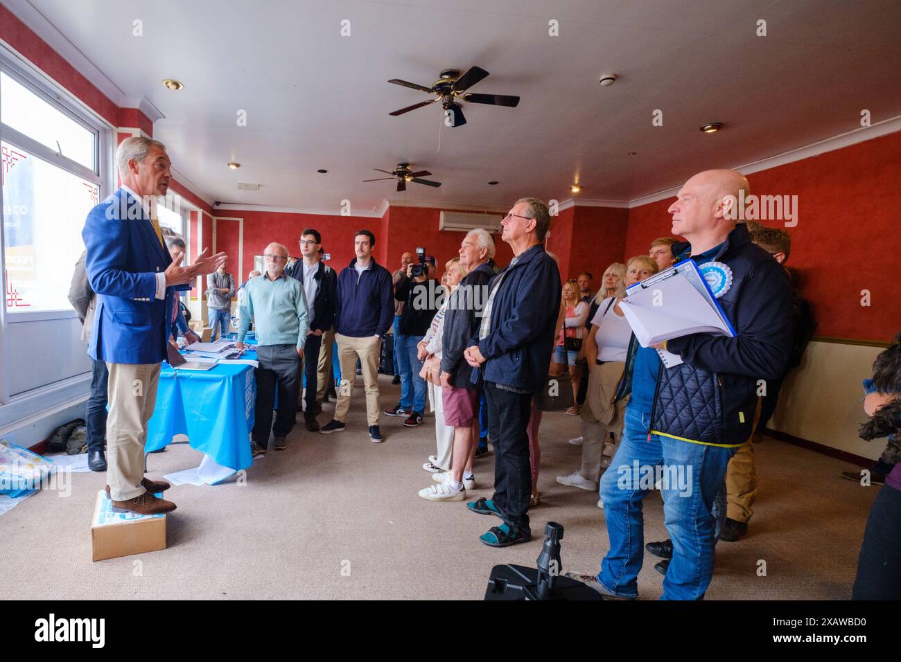 Nigel Farage Election , Clacton on on Sea, Royaume-Uni, 8, juin,2024 le chef du Parti réformiste Nigel Farage s'adresse aujourd'hui à des militants à Clacton-on-Sea, Essex. Banque D'Images