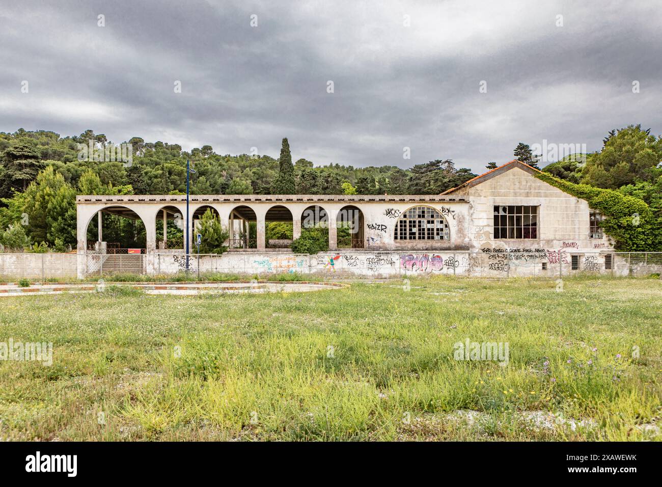 Un bâtiment abandonné abandonné à la Franqui, dans le sud de la France. Banque D'Images