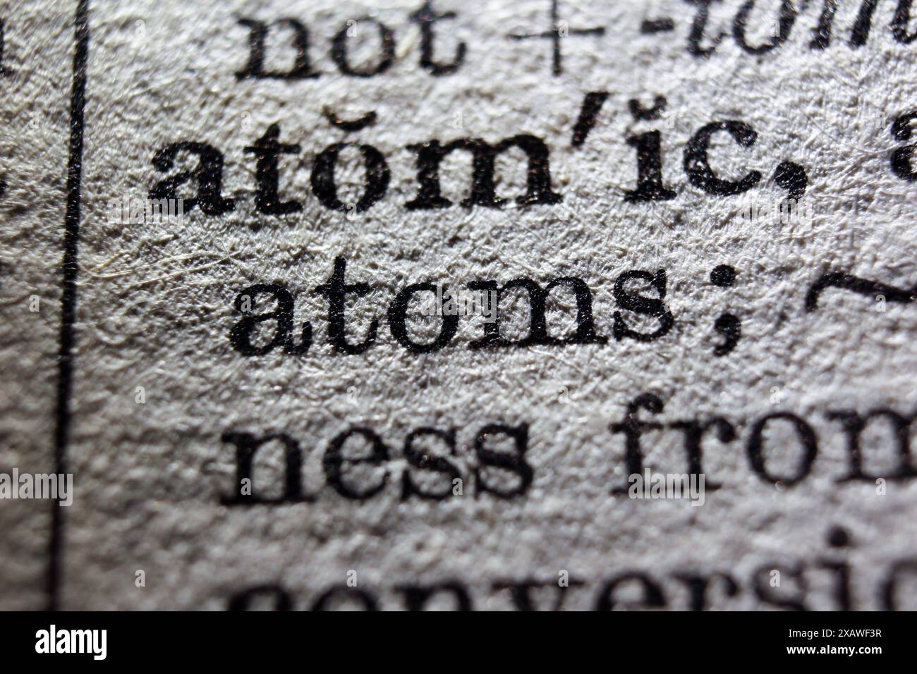 Word Atomic sur la page du dictionnaire, macro gros plan Banque D'Images