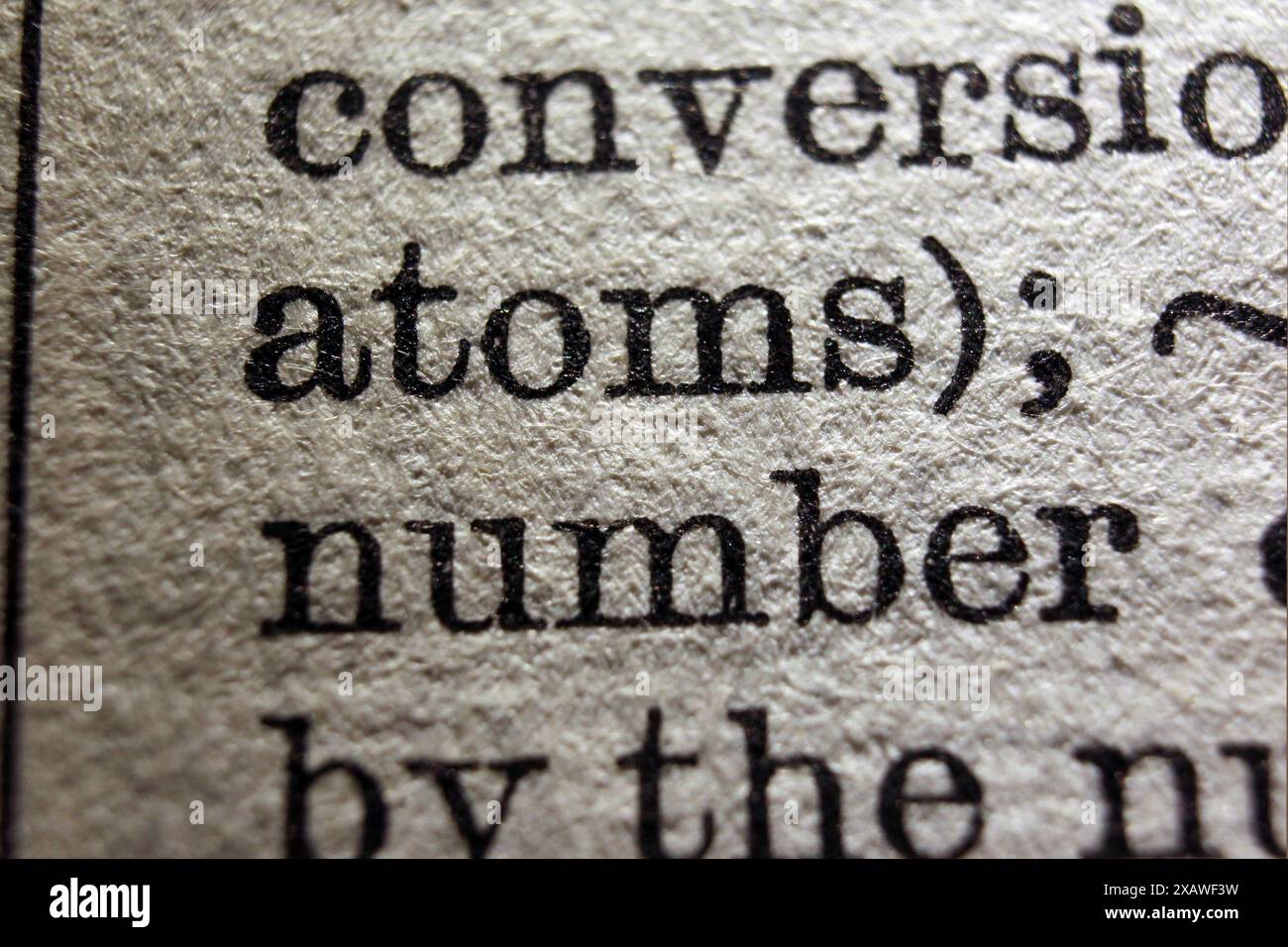 Mots atomes et nombre sur la page du dictionnaire, macro gros plan Banque D'Images