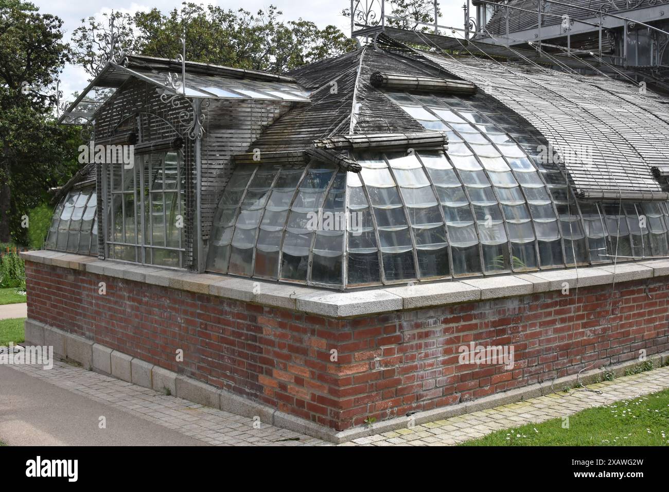 Le lac du jardin des plantes de Nantes, la promenade, la serre, et les jets d'eau Banque D'Images