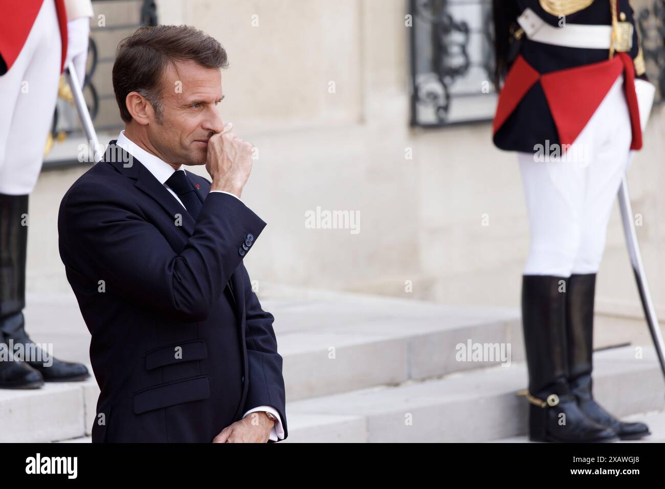 Paris, France. 8 juin 2024. Le président français Emmanuel Macron et son épouse Brigitte Macron accueillent le président américain Joe Biden et son épouse Jill Biden le 8 juin 2024 au palais présidentiel de l’Elysée à Paris. Crédit : Bernard Menigault/Alamy Live News Banque D'Images