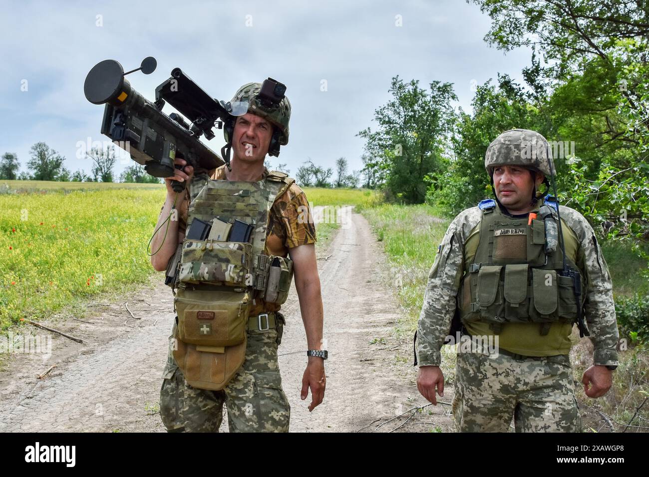 Des militaires ukrainiens (unité de défense aérienne) marchent sur la route avec un lance-missiles de défense aérienne américain Stinger sur la ligne de front dans la région de Zaporizhzhia. Le département américain de la Défense a annoncé un nouveau paquet d'aide militaire pour l'Ukraine. Ce paquet Presidential Drawdown Authority a une valeur estimée à 225 millions de dollars. Le dernier paquet de mesures de défense fournira à l’Ukraine des capacités supplémentaires pour répondre à ses besoins les plus urgents sur le champ de bataille, telles que des intercepteurs de défense aérienne, des systèmes d’artillerie et des munitions, des véhicules blindés et des armes antichars. Banque D'Images