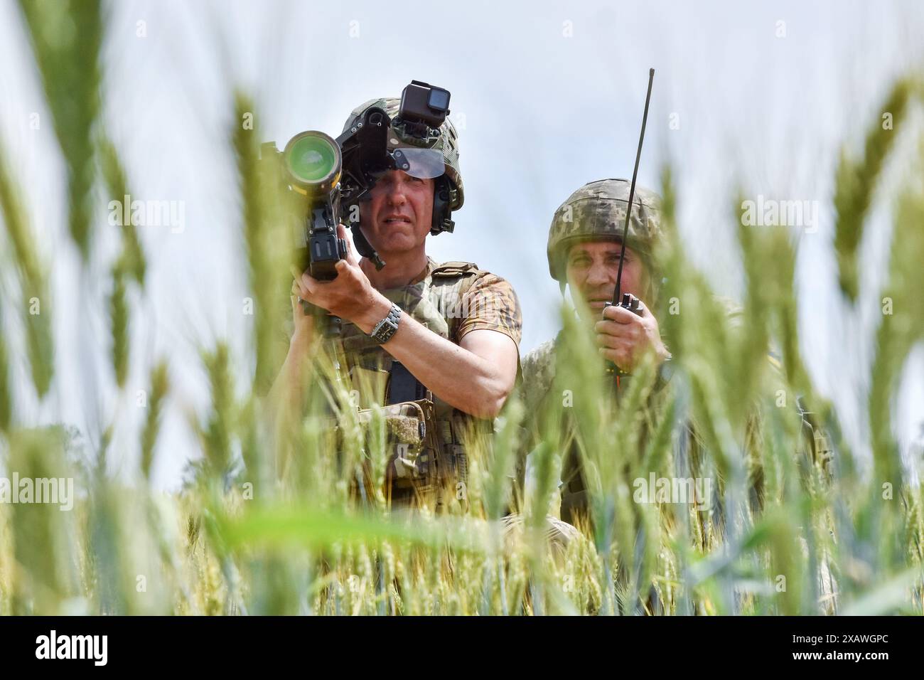 Des militaires ukrainiens fouillent une cible avec un lance-missiles de défense aérienne américain Stinger sur la ligne de front dans la région de Zaporizhzhia. Le département américain de la Défense a annoncé un nouveau paquet d'aide militaire pour l'Ukraine. Ce paquet Presidential Drawdown Authority a une valeur estimée à 225 millions de dollars. Le dernier paquet de mesures de défense fournira à l’Ukraine des capacités supplémentaires pour répondre à ses besoins les plus urgents sur le champ de bataille, telles que des intercepteurs de défense aérienne, des systèmes d’artillerie et des munitions, des véhicules blindés et des armes antichars. Banque D'Images