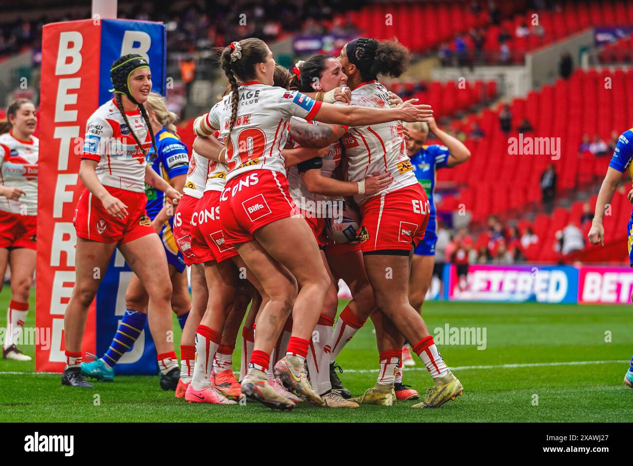 Wembley, Londres, Royaume-Uni. 8 juin 2024. Betfred Women’s Challenge Cup final Rugby : Leeds Rhinos Women vs St Helens Women au stade de Wembley. Faye Gaskin franchit la ligne de Leeds pour marquer. Crédit James Giblin Photography/Alamy Live News. Banque D'Images