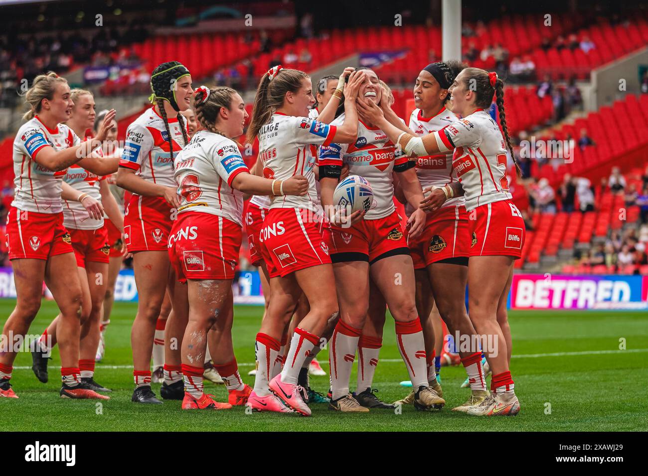 Wembley, Londres, Royaume-Uni. 8 juin 2024. Betfred Women’s Challenge Cup final Rugby : Leeds Rhinos Women vs St Helens Women au stade de Wembley. Faye Gaskin franchit la ligne de Leeds pour marquer. Crédit James Giblin Photography/Alamy Live News. Banque D'Images