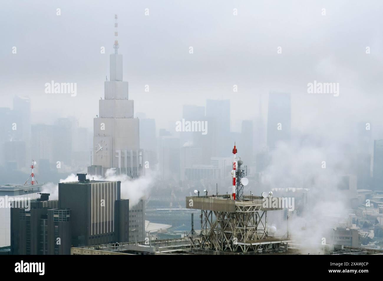 Brouillard et pollution sur Tokyo skyline Banque D'Images
