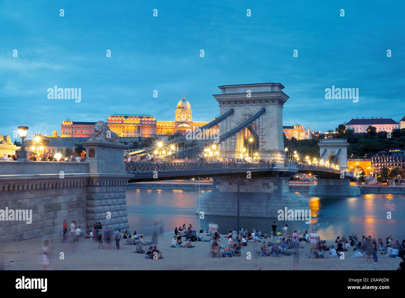 Chain Bridge et vue sur le château royal la nuit, les gens sur le rivage Banque D'Images