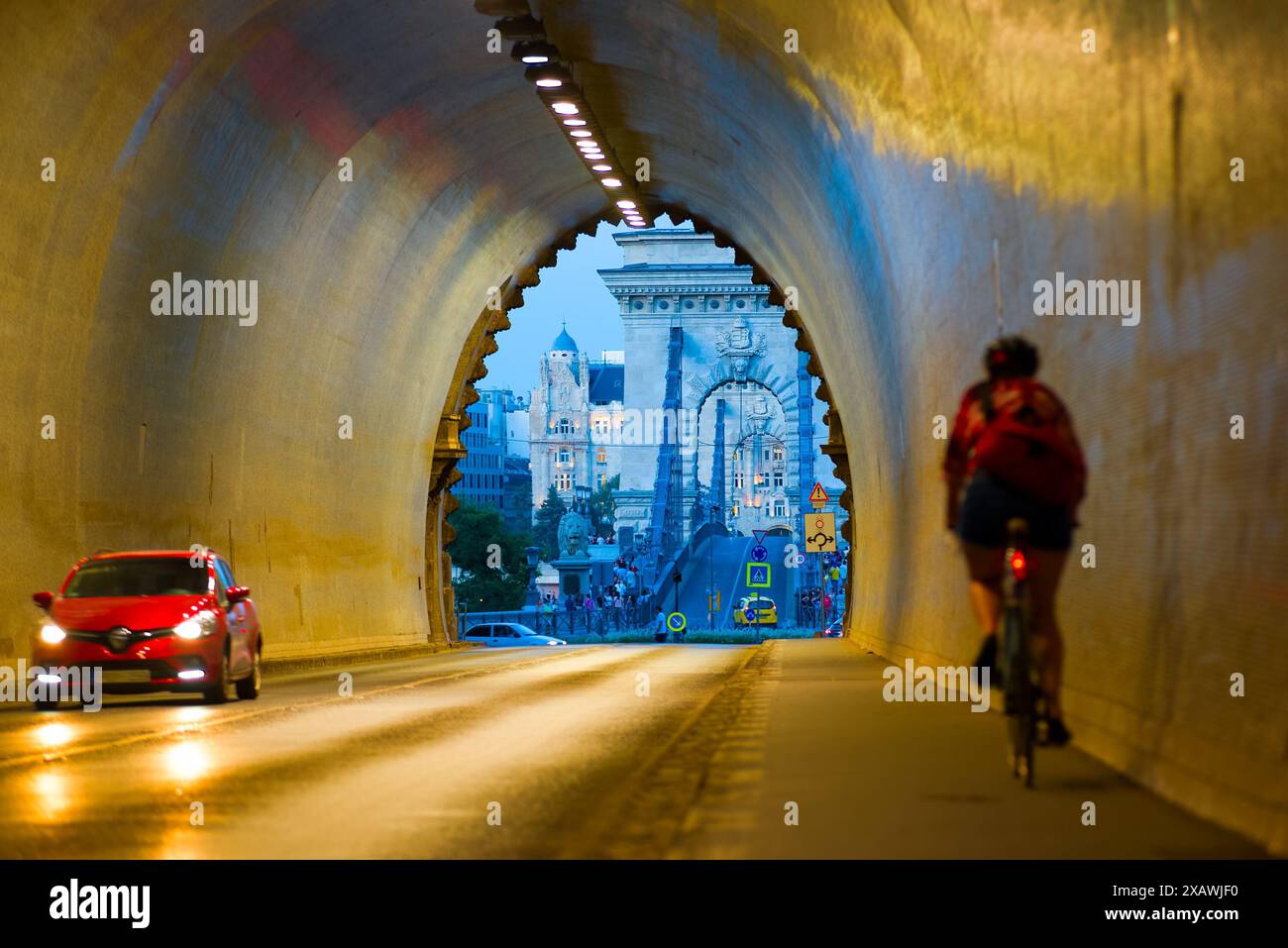 Cycliste et voiture dans le tunnel Banque D'Images
