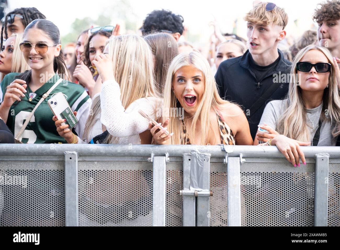 Manchester, Royaume-Uni. 08 juin 2024. Les festivaliers profitent du soleil inattendu au Parklife Festival 2024. 2024-09-08 . Crédit : Gary Mather/Alamy Live News Banque D'Images