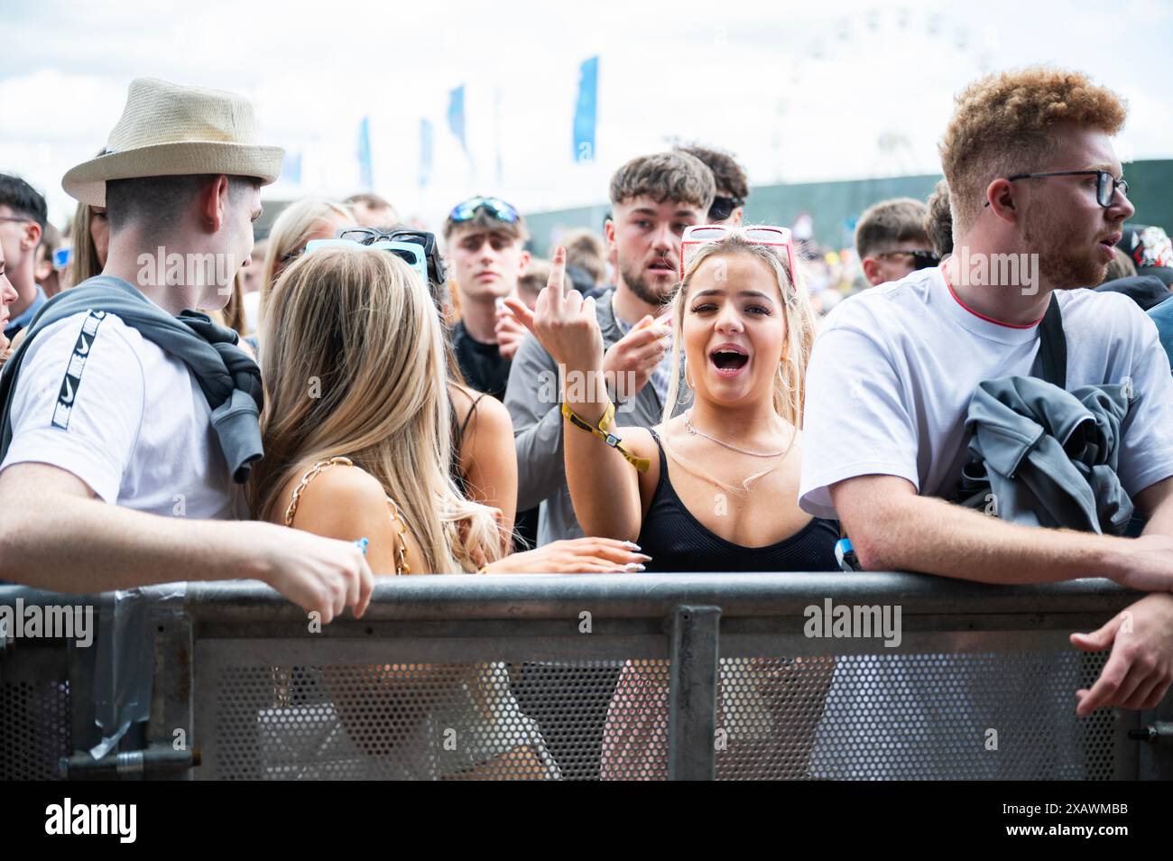 Manchester, Royaume-Uni. 08 juin 2024. Les festivaliers profitent du soleil inattendu au Parklife Festival 2024. 2024-09-08 . Crédit : Gary Mather/Alamy Live News Banque D'Images