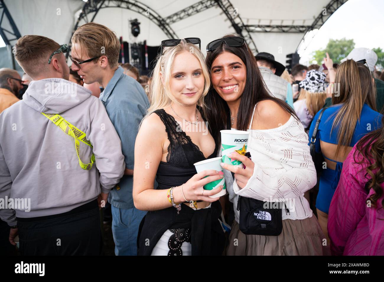 Manchester, Royaume-Uni. 08 juin 2024. Les festivaliers profitent du soleil inattendu au Parklife Festival 2024. 2024-09-08 . Crédit : Gary Mather/Alamy Live News Banque D'Images
