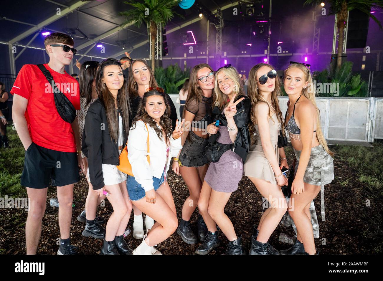 Manchester, Royaume-Uni. 08 juin 2024. Les festivaliers profitent du soleil inattendu au Parklife Festival 2024. 2024-09-08 . Crédit : Gary Mather/Alamy Live News Banque D'Images