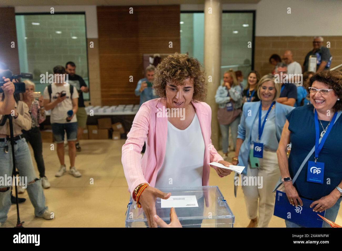 La candidate PP aux élections européennes vote dans son bureau de vote de Sant Sadurní d'Anoia. Le candidat du Parti populaire est le principal favori dans les sondages pour gagner ces élections, qui devraient avoir une faible participation en Espagne. La candidata del PP para las elecciones europeas vota en su colegio electric en Sant Sadurní d'Anoia. La candidata de los populares es la principale favorita en las encuestas para ganar estas elecciones, que se prevén con poca Participación en España. Dans la photo:Dolors Montserrat News Politics -Barcelone, Espagne dimanche 9 juin 2024 (photo par Eric Ren Banque D'Images