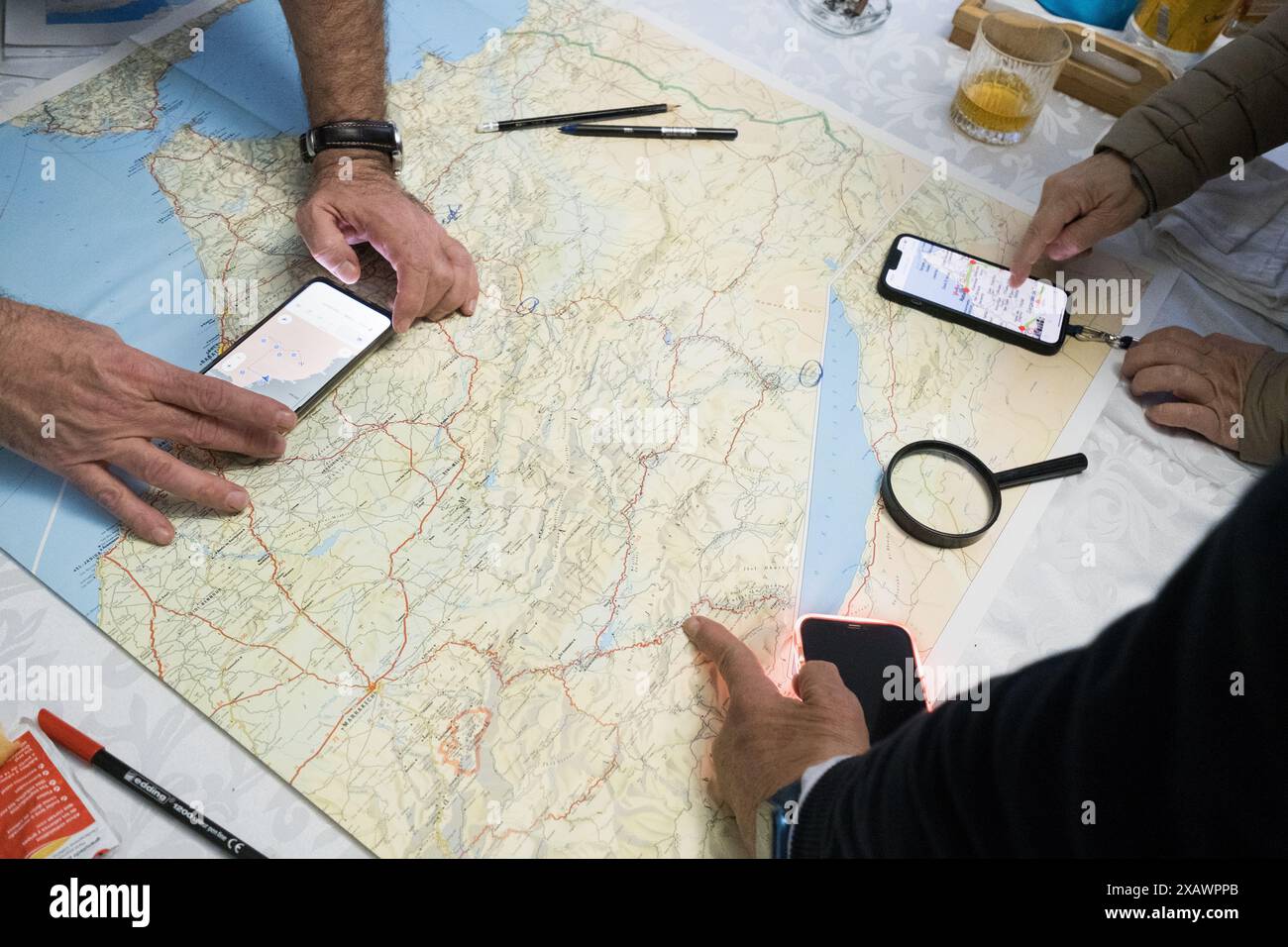 Plusieurs invisibles étudient une carte du Maroc pour voir l'itinéraire de voyage le plus approprié à travers le magnifique pays d'Afrique du Nord. seules les mains le sont Banque D'Images