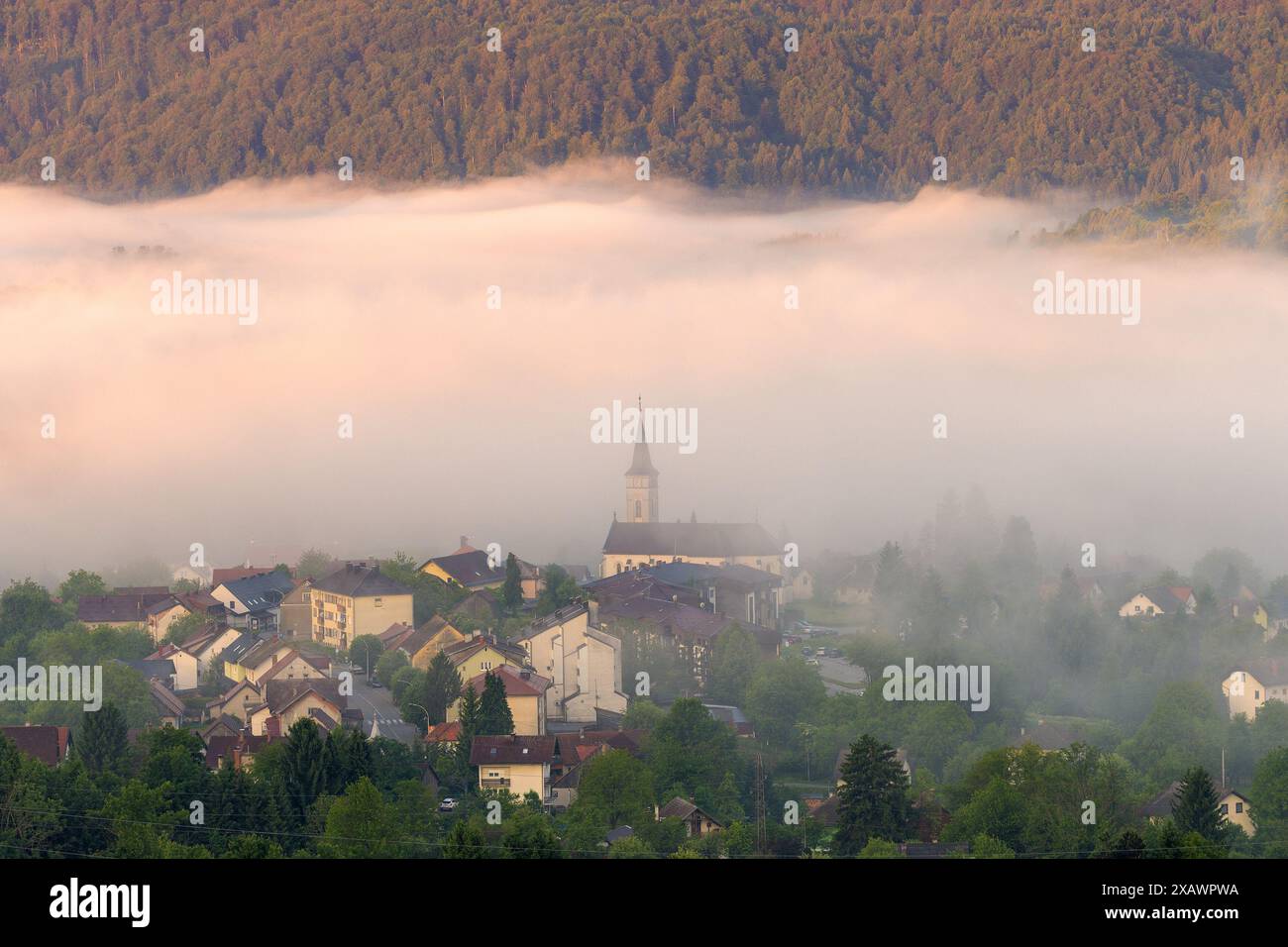 Un village dans la région de Gorski Kotar à l'aube avec brouillard, Croatie Banque D'Images