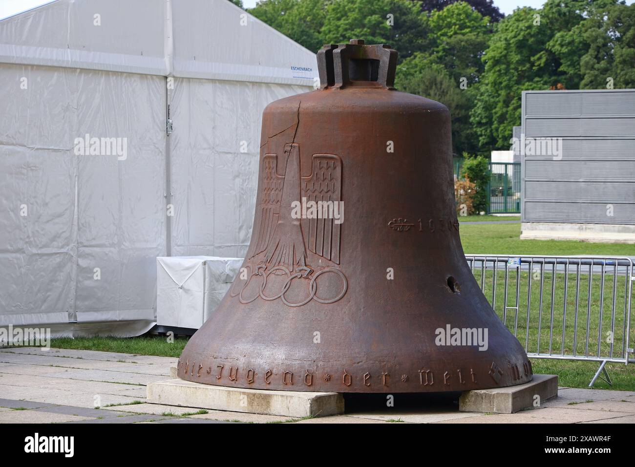 Berlin, Allemagne - 7 juin 2024 : la cloche originale du clocher du stade olympique de Berlin (Olympiastadion Berlin). Bell pesant 9,6 tonnes, avait craqué après la seconde Guerre mondiale, sauvé et sert maintenant de mémorial Banque D'Images