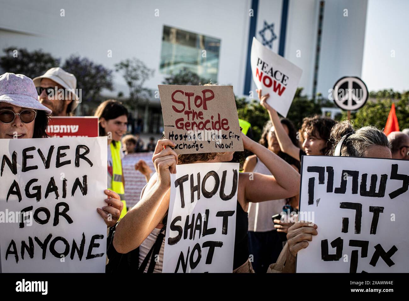 Des militants pacifistes appelant à mettre fin à la guerre Israël-Hamas brandissent des pancartes lors d'une manifestation arabe israélienne conjointe à tel Aviv, samedi 8 juin 2024. Des centaines de militants israéliens et arabes de la paix ont manifesté à tel Aviv pour appeler à mettre fin à la guerre à Gaza. Photo par Eyal Warshavsky. Banque D'Images